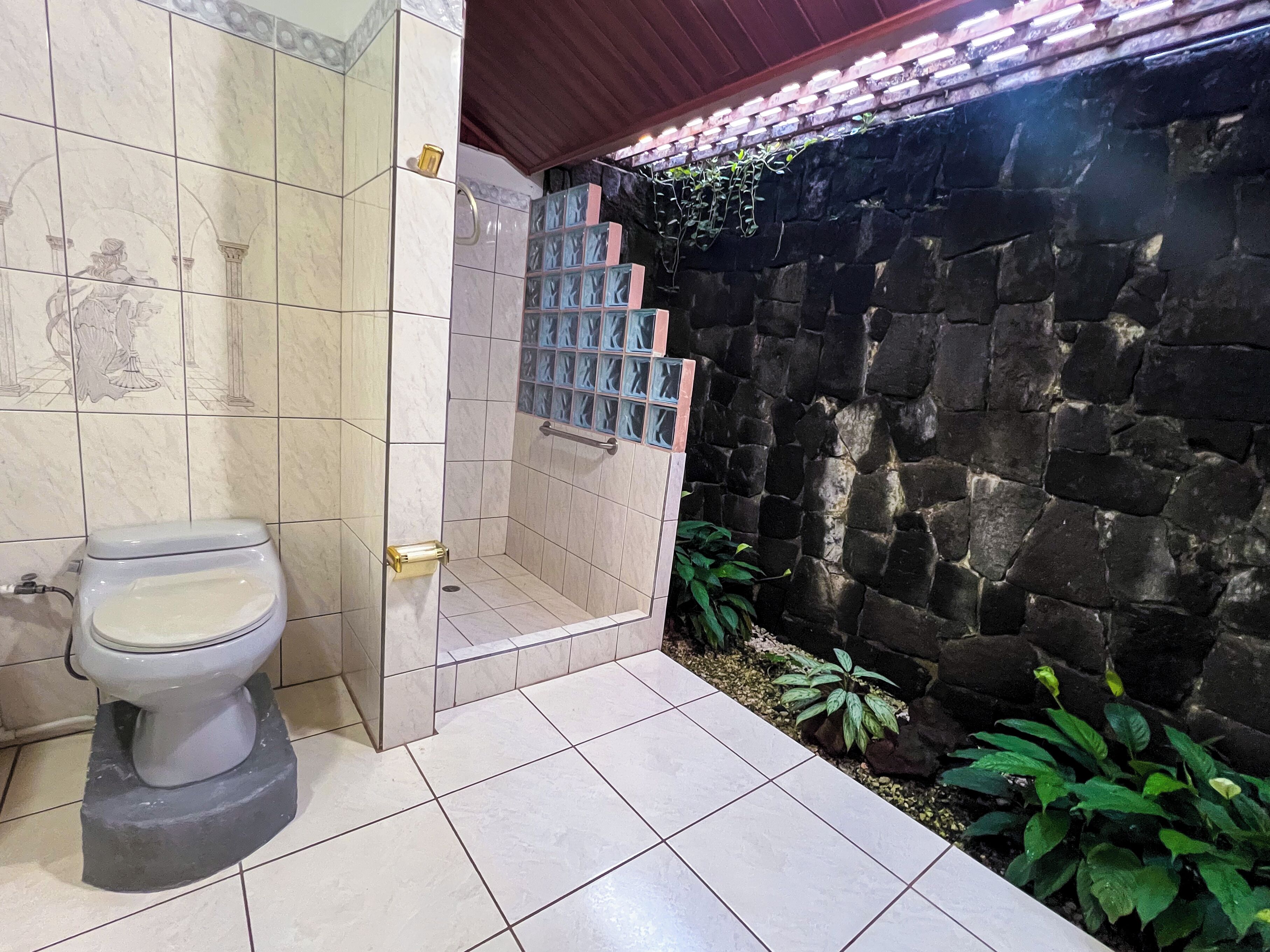 Douche, sèche-cheveux, bidet, serviettes fournies