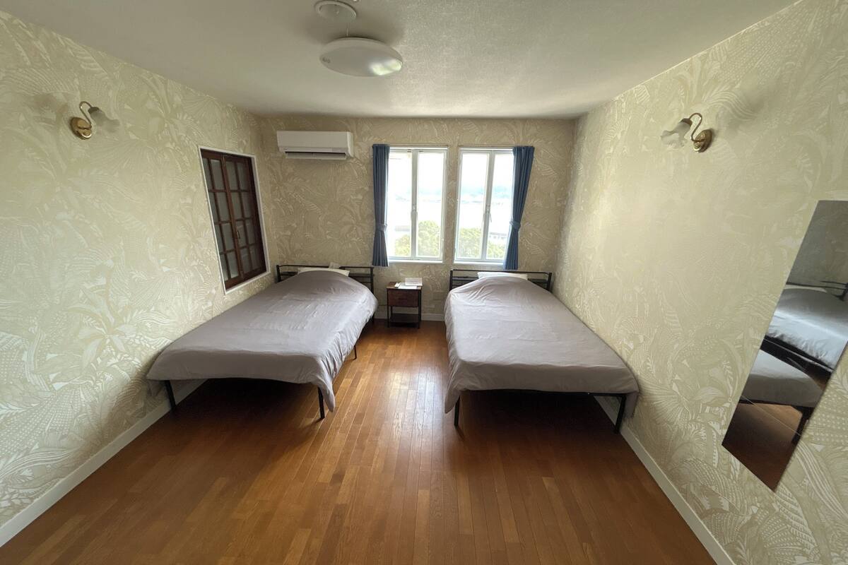 Habitación superior con 2 camas individuales, vista al mar | Wifi gratis