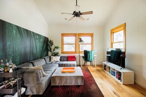 Living area - Secluded and Central Hyde Park Casita (Austin)