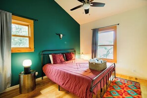 1 bedroom, iron/ironing board, WiFi, bed sheets - Secluded and Central Hyde Park Casita (Austin)