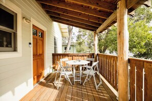 Outdoor dining - Secluded and Central Hyde Park Casita (Austin)