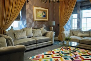 TV - 6BR House with Butler, Sauna and Hot Tub in Glasgow (Chapelhall)