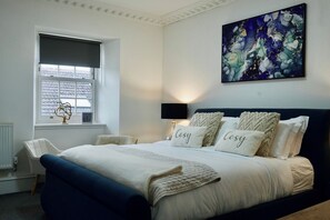 6 bedrooms, iron/ironing board, WiFi, bed sheets - 6BR House with Butler, Sauna and Hot Tub in Glasgow (Chapelhall)