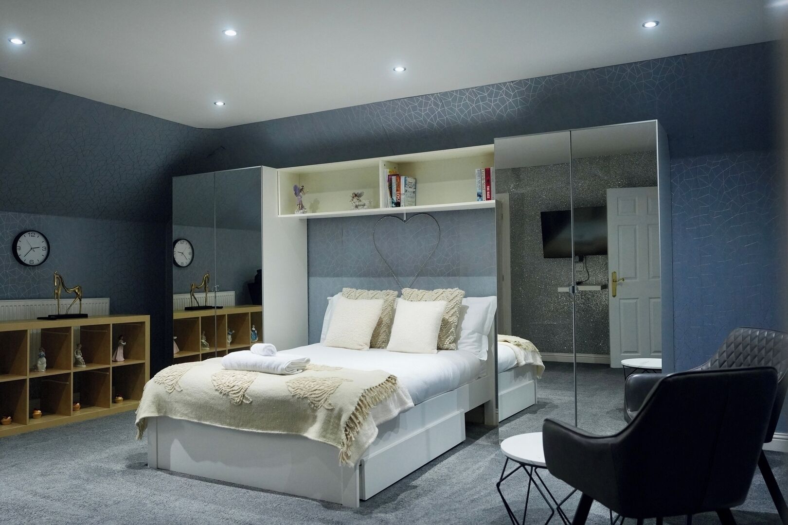 6 bedrooms, iron/ironing board, WiFi, bed sheets