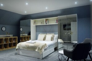 6 bedrooms, iron/ironing board, WiFi, bed sheets - 6BR House with Butler, Sauna and Hot Tub in Glasgow (Chapelhall)