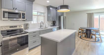 Cozy Private Back House - Perfect Downtown Base