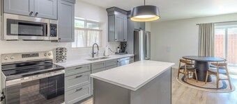 Cozy Private Back House - Perfect Downtown Base