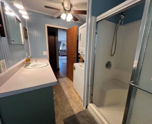 Bathroom - Cozy House Near Norfork Lake in Mountain Home (Mountain Home)