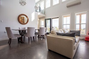 Televisor intel·ligent, llar de foc, llibres i impressores 