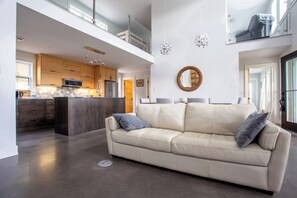 Televisor intel·ligent, llar de foc, llibres i impressores 