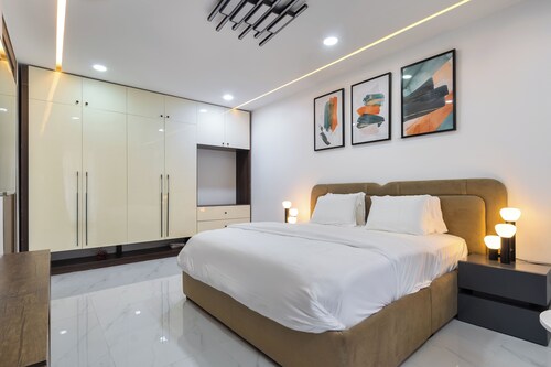 Stylish 3 BR condo with 24/7 Power, high speed WiFi, Pool, & a PS5