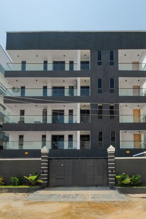 Unclassified image, 2 of 29, button - Stylish 3 BR condo with 24/7 Power, high speed WiFi, Pool, & a PS5 (Lekki)