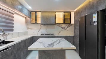 Réfrigérateur, micro-ondes, four, plaque de cuisson