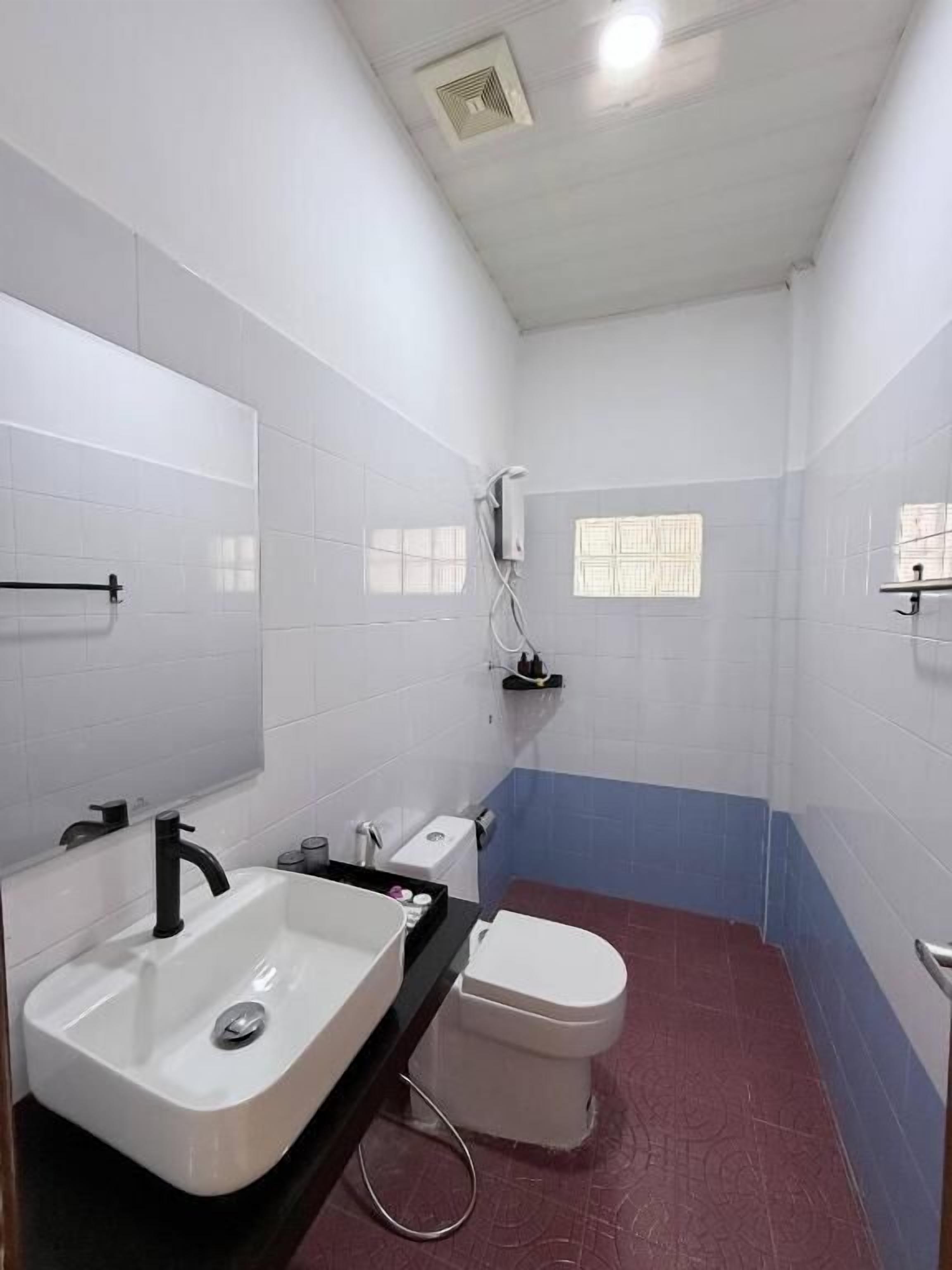 Shower, free toiletries, towels, soap