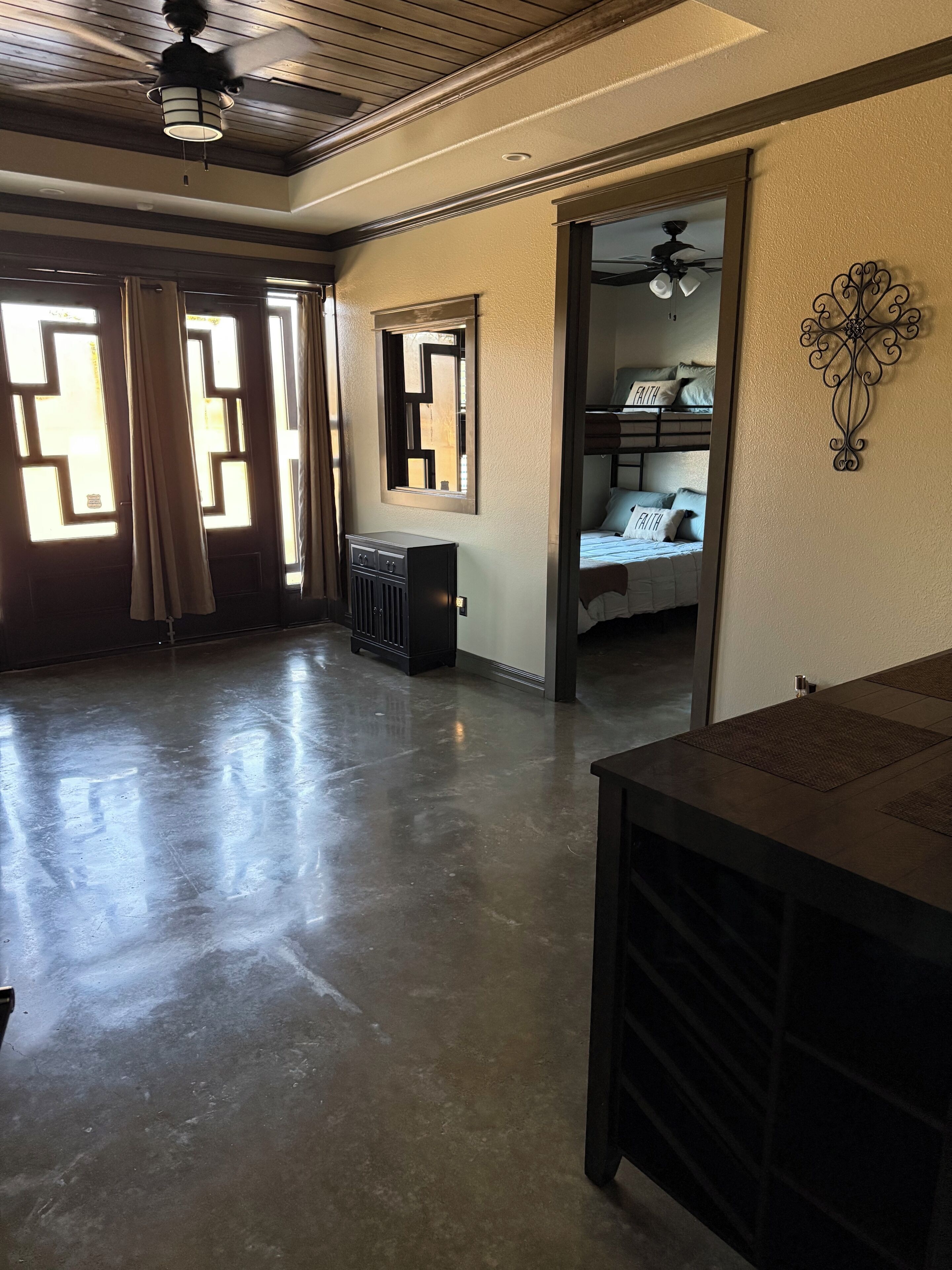 4 多间卧室、办公桌、免费 WiFi、床单