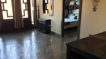 4 bedrooms, desk, free WiFi, bed sheets