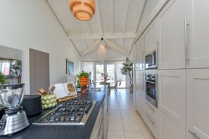 Private kitchen - Beach House with Pool in Noord (Noord)