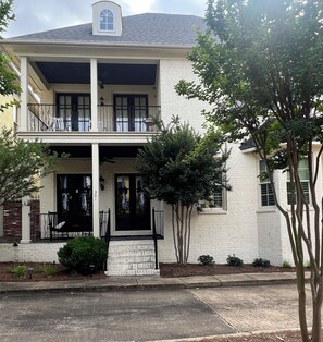 Exterior - New Rental on VRBO!! Modern southern charm townhome close to the Square (Oxford)