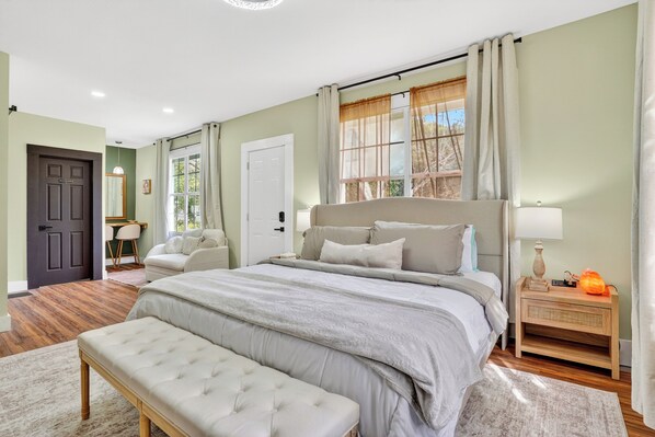 3 bedrooms, iron/ironing board, WiFi, bed sheets - Magnolia Soul- Modern Southern Retreat (Macon)