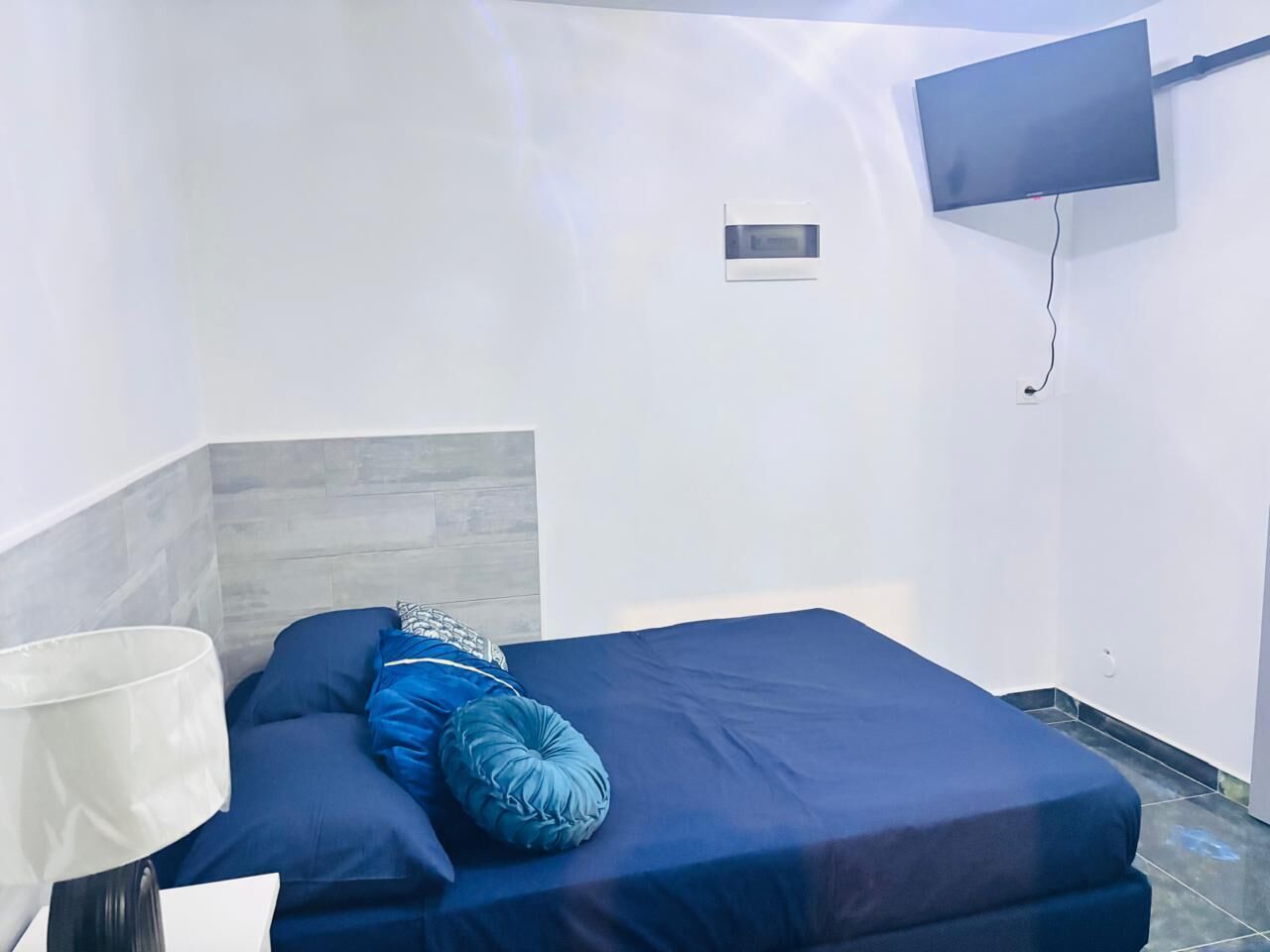 1 habitación, tabla de planchar con plancha, internet y ropa de cama 