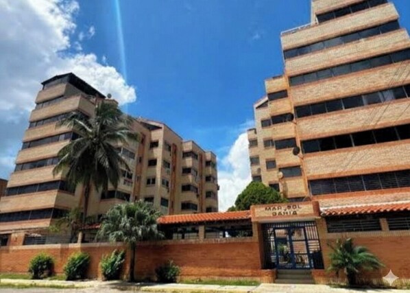 Un immeuble à plusieurs étages, avec une façade en briques, un palmier devant et une enseigne sur laquelle on peut lire « MAR 1B 1B 1B 1B 1B 1B 1B 1B 1B 1B 1B 1B 1B 1B 1B 1B 1B 1B 1B 1B 1B 1B 1B 1B 1B 1B 1B 1B 1B 1B 1B 1B 1B 1B 1B 1B 1B 1B 1B 1B 1B 1B 1B 1B 1B 1B 1B 1B 1B 1B 1B 1B 1B 1B 1B 1B 1B 1B ».