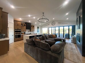 スマートテレビ、暖炉、テレビゲーム、DVD プレーヤー