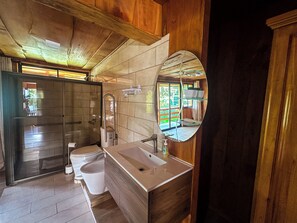 Regadera, bidet, toallas, jabón 