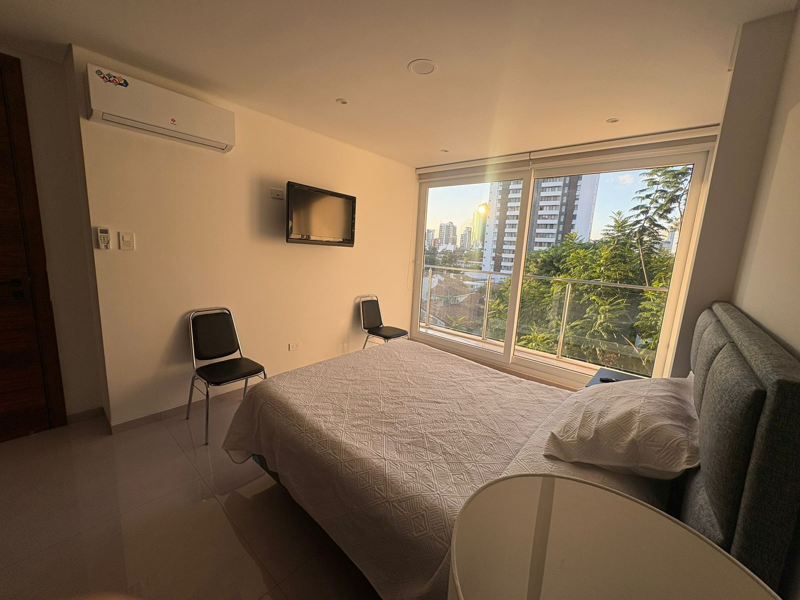 1 habitación, tabla de planchar con plancha, wifi y ropa de cama 