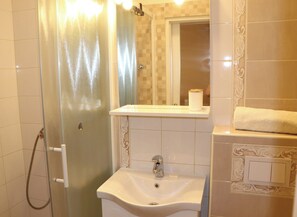 Douche, sèche-cheveux, serviettes fournies