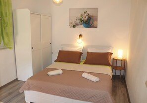 1 bedroom, iron/ironing board, WiFi, bed sheets - A 3 apartment with terrace, garden and sea view (Barbat na Rabu)
