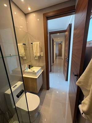 Shower, hair dryer, towels, soap - Beautiful apartment, equipetrol the best zone in santa cruz everything close by (Santa Cruz de la Sierra)