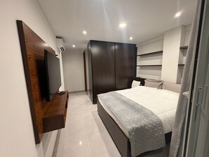 2 slaapkamers, een strijkplank/strijkijzer, internet, beddengoed