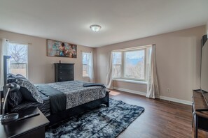 5 bedrooms, iron/ironing board, WiFi, bed sheets - Modern 5BR Retreat, Home Theater and Pets Welcome Sleeps 12 (Colorado Springs)