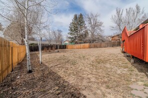 Property grounds - Modern 5BR Retreat, Home Theater and Pets Welcome Sleeps 12 (Colorado Springs)
