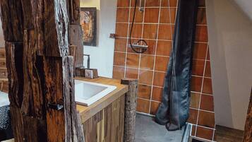 Een douche, een haardroger, handdoeken, zeep