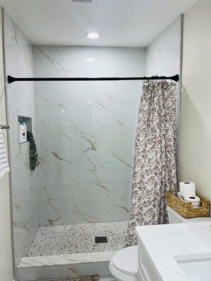 Shower, hair dryer, towels, soap - Your Tampa Getaway 3 Minutes from Hard Rock Casino (Tampa)
