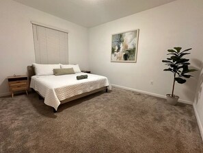 2 bedrooms, iron/ironing board, WiFi, bed sheets - Modern Escape near Disney World (Haines City)