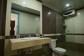 Chuveiro, secador de cabelo, sabonete, shampoo