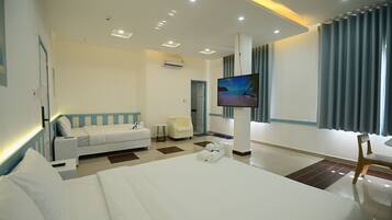 Family Quadruple Room | Desk, free WiFi
