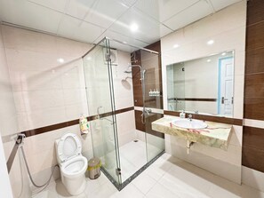 Buồng tắm vòi sen, máy sấy tóc, xà phòng, dầu gội 