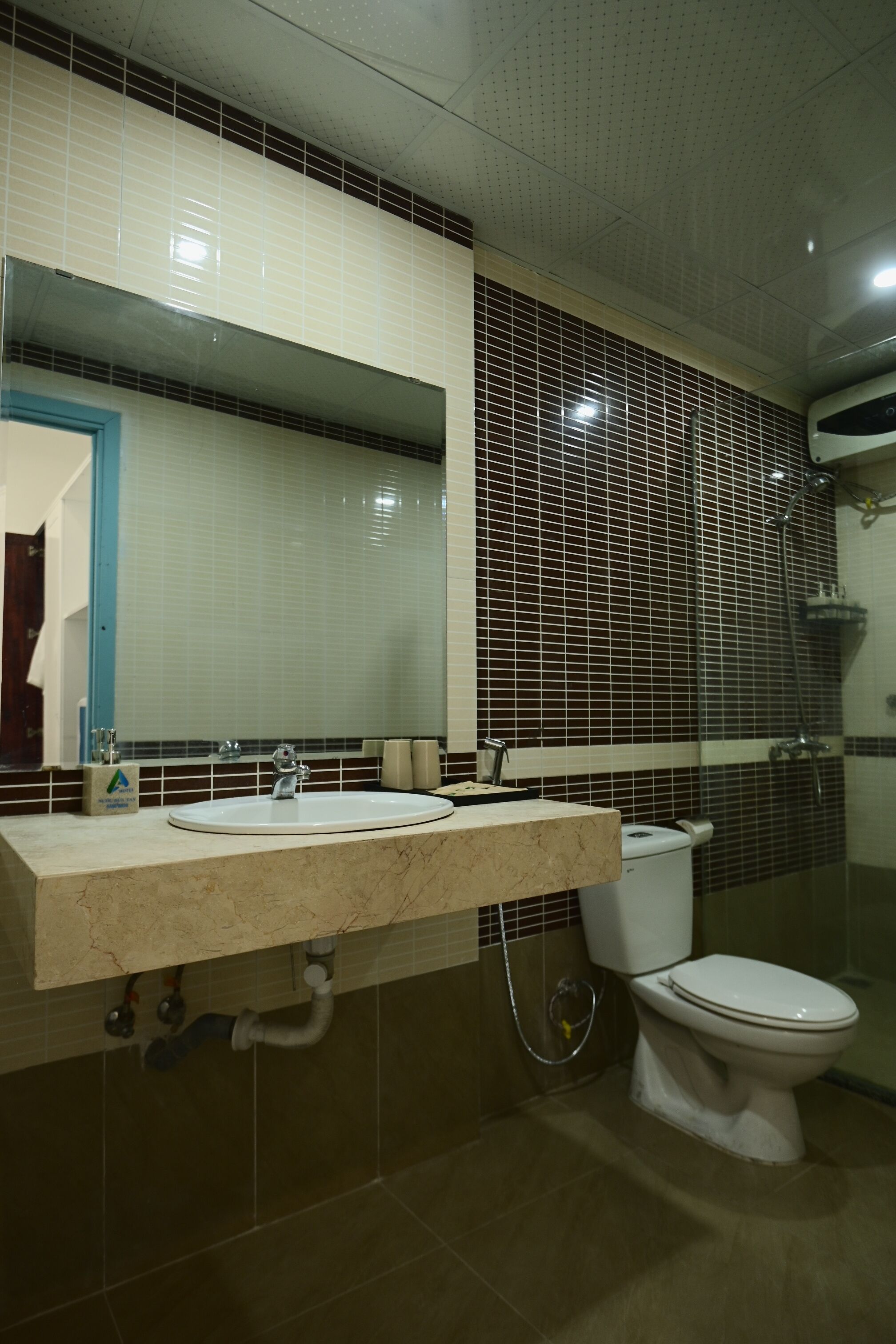 Chuveiro, secador de cabelo, sabonete, shampoo