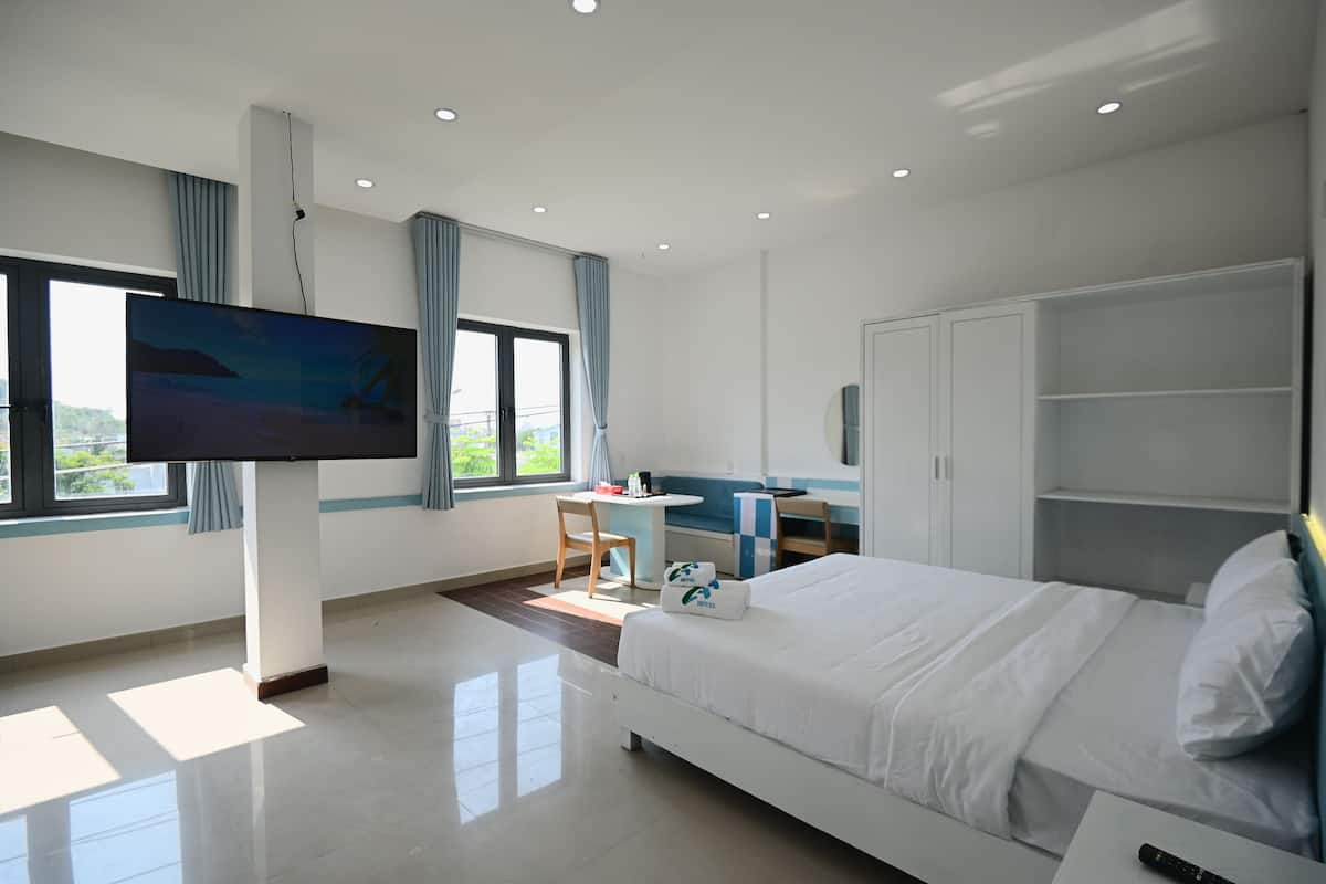 家庭四人房 | 書桌、免費 Wi-Fi