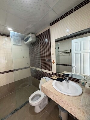 Shower, hair dryer, soap, shampoo - A Hotel (Da Nang)