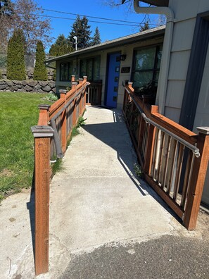 Property grounds - Elegant home with private covered patio and very close to the airport. (SeaTac)