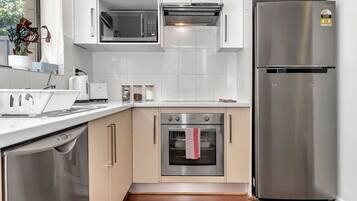 Kühlschrank, Mikrowelle, Ofen, Herdplatte