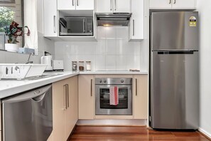 Kühlschrank, Mikrowelle, Ofen, Herdplatte