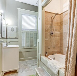 Hair dryer, towels, soap, toilet paper - Walk to Downtown: Historic Home in Mobile (Mobile)