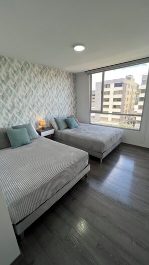 2 bedrooms, iron/ironing board, internet, bed sheets - Apartment near the American embassy and solca in Quito (Quito)