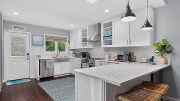 Coffee/tea maker, fridge, microwave, oven