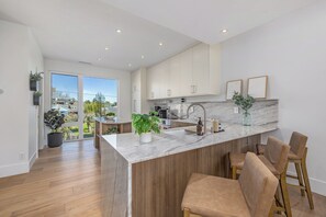 Private kitchen - Palapa Haus - Whitewater Park Spa - River Views - Greenbelt Access (Garden City)